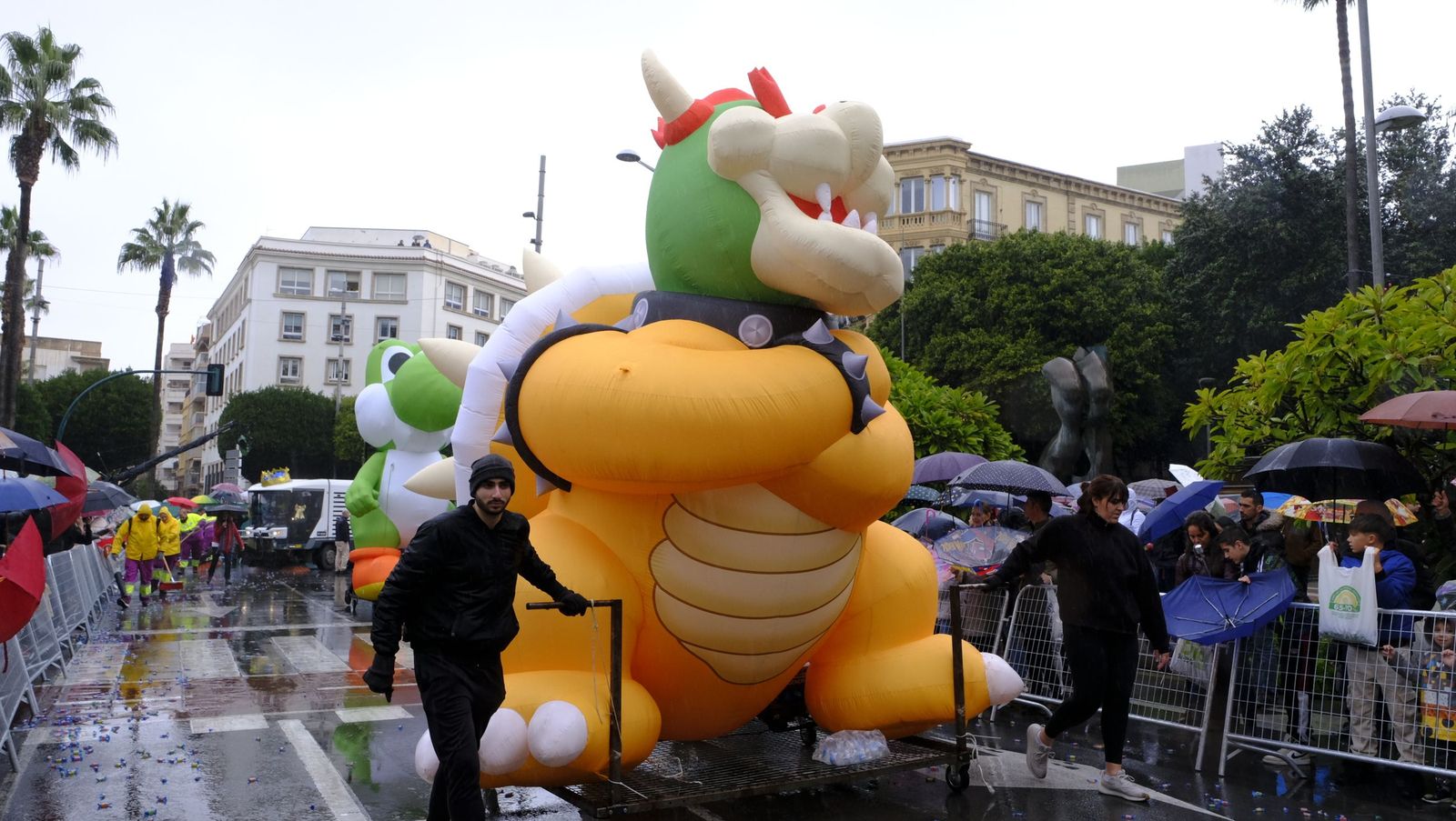 Fotografías de la cabalgata de los Reyes Magos pasada por agua en Almería