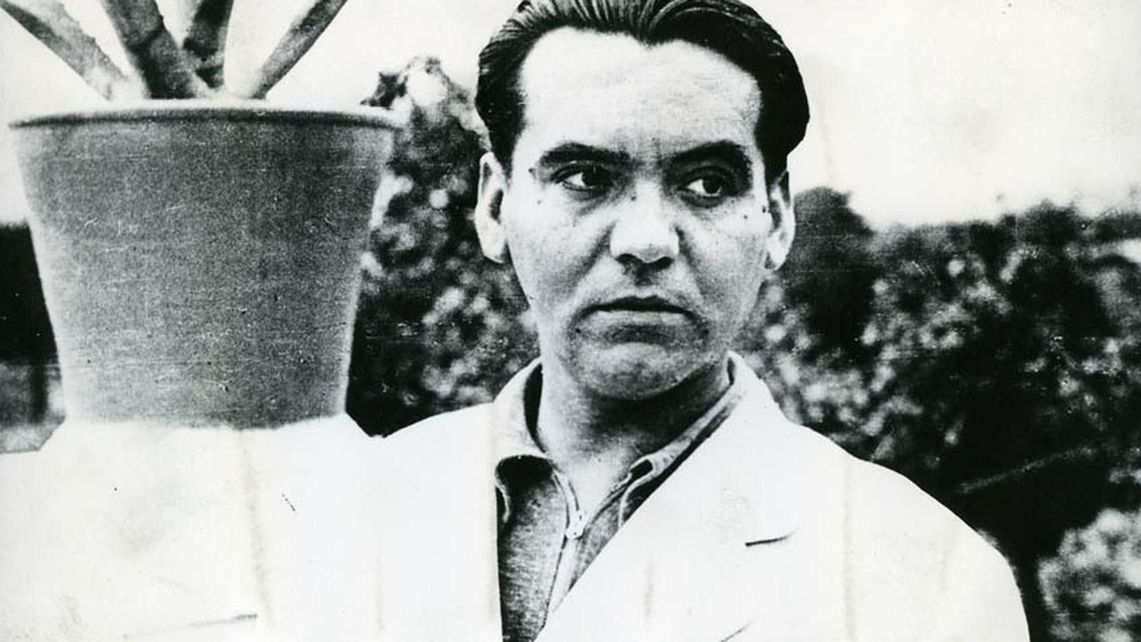 Lorca en la huerta de San Vicente, Granada, en 1935.