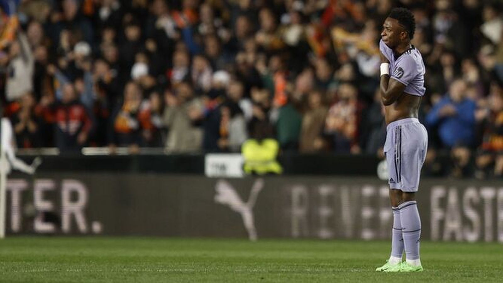 Vinícius, con gesto pensativo tras encajar su equipo uno de los goles.