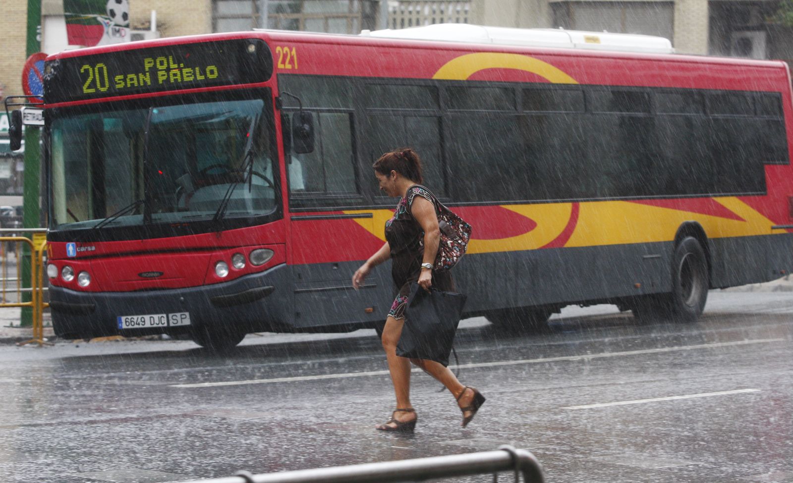 Una mujer camina bajo la lluvia en Sevilla.