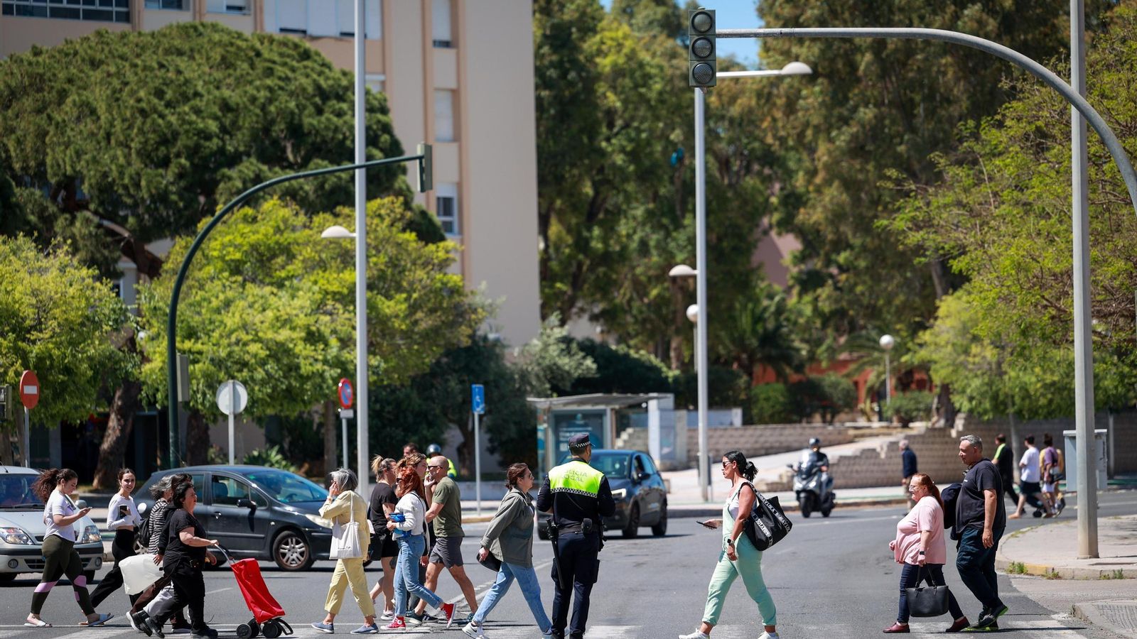 Las imágenes del apagón general en Cádiz: caos en el tráfico, supermercados llenos y tiendas obligadas a cerrar
