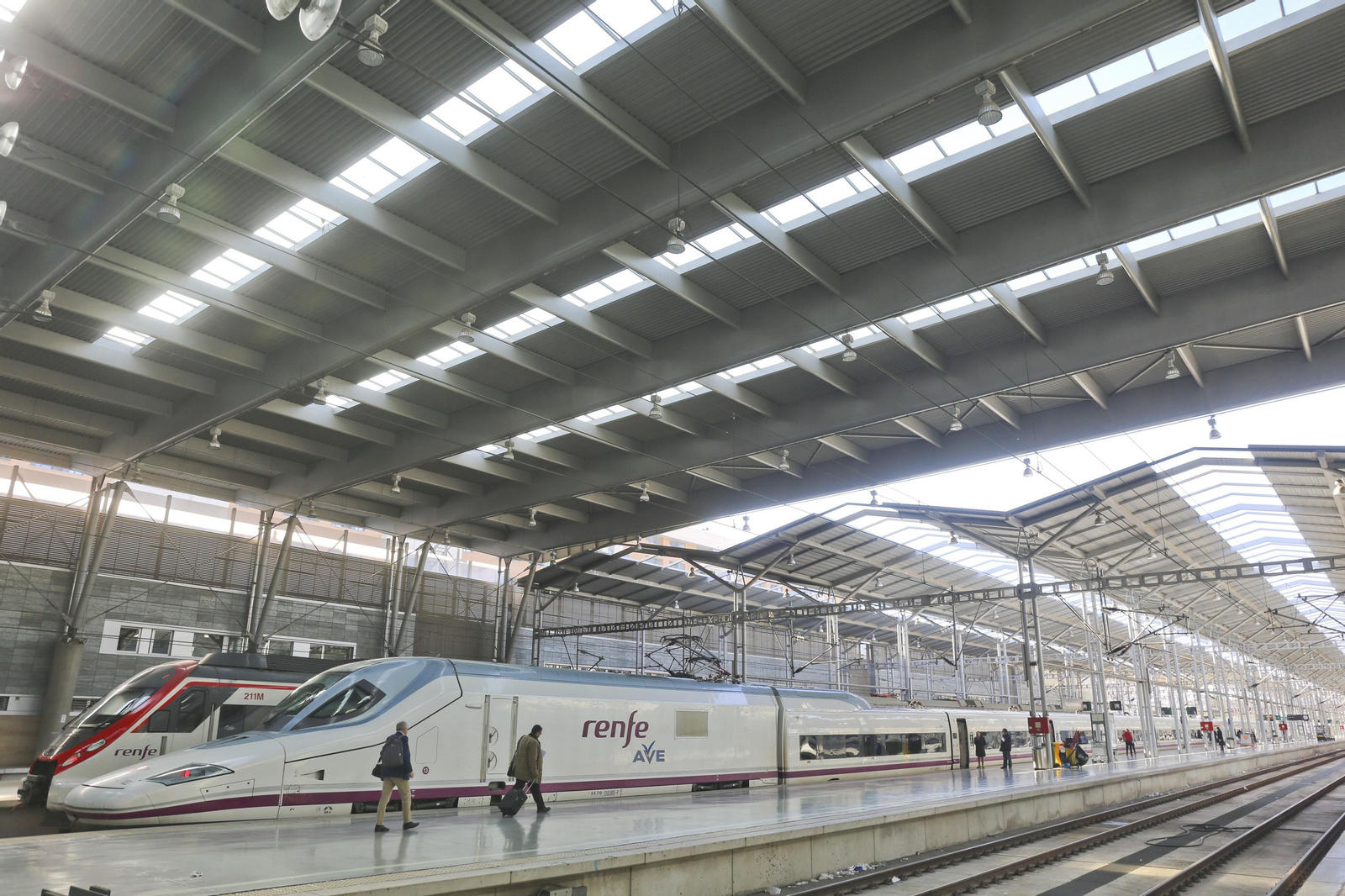 Varios trenes en la estación Málaga María Zambrano.