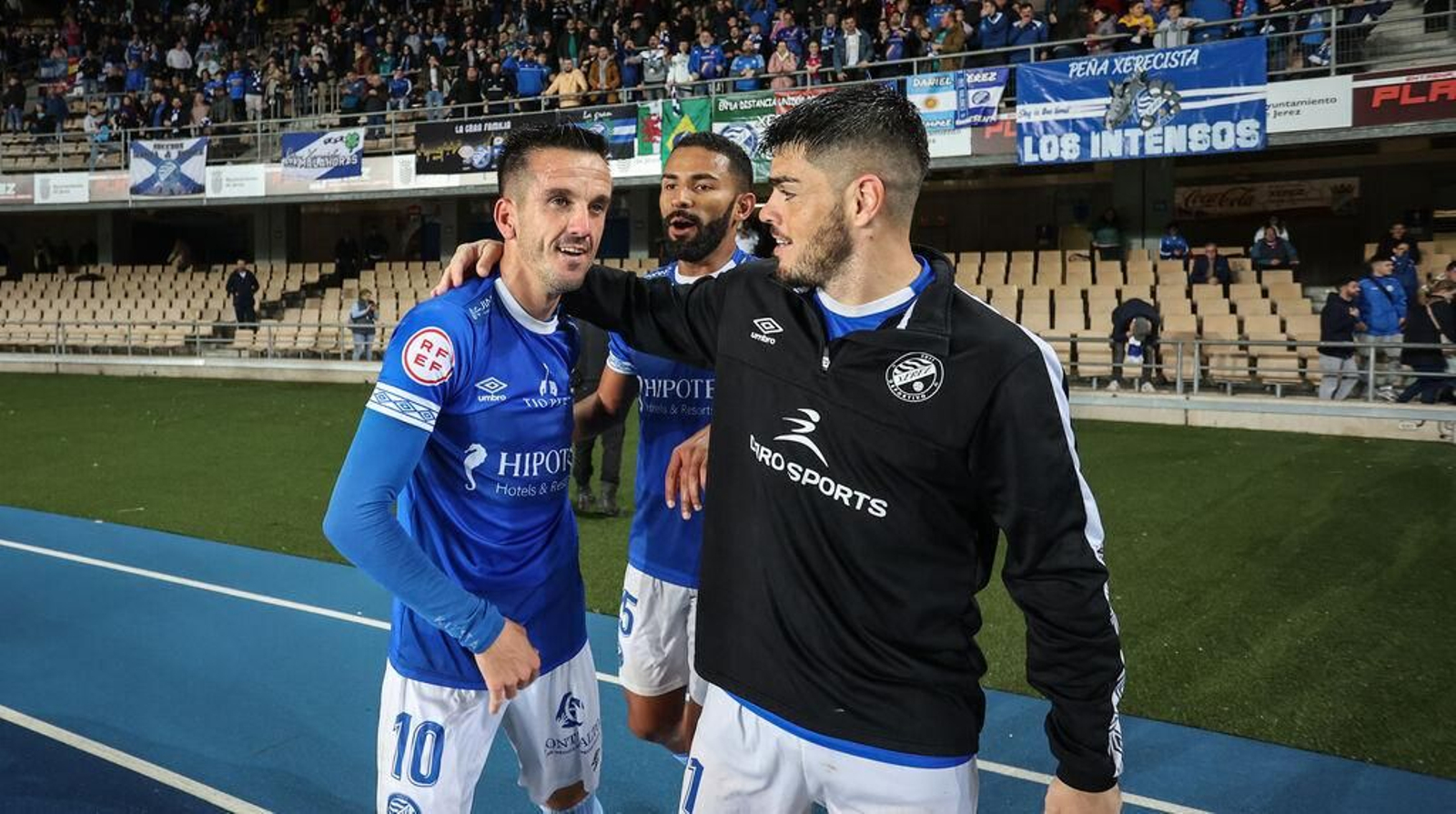 Bello es felicitado por Carri y Joao tras su gol al Vélez.