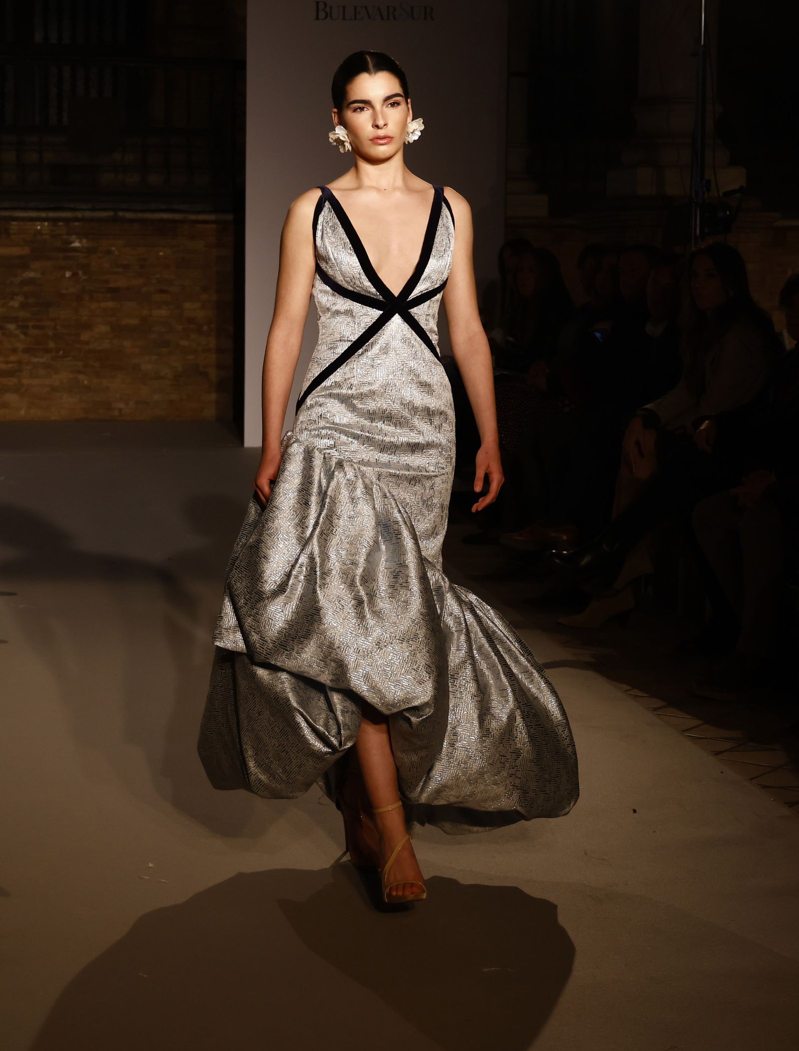 Las tendencias en vestidos de novia e invitada de la pasarela SIQ, en fotos