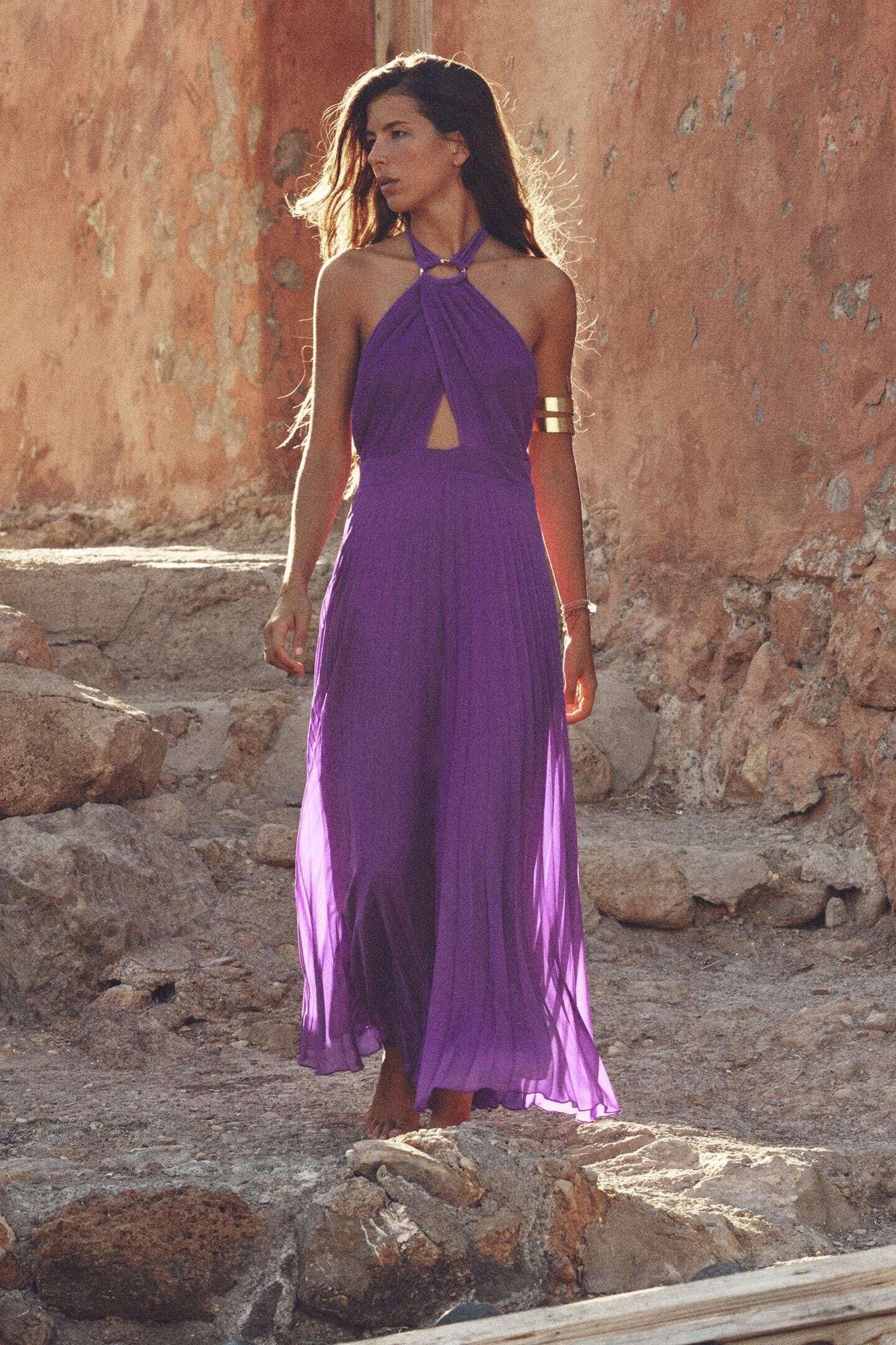 Vestido morado de Zara.