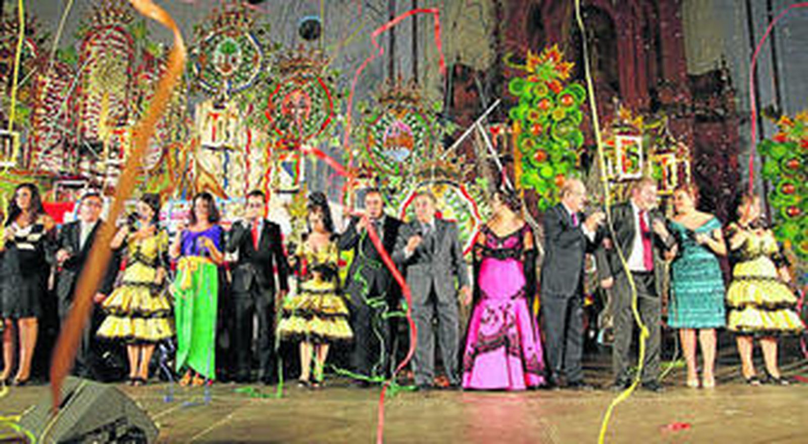 Todos brindando por el nuevo vino que ayer nacía en la localidad de La Palma del Condado en una colorida fiesta.