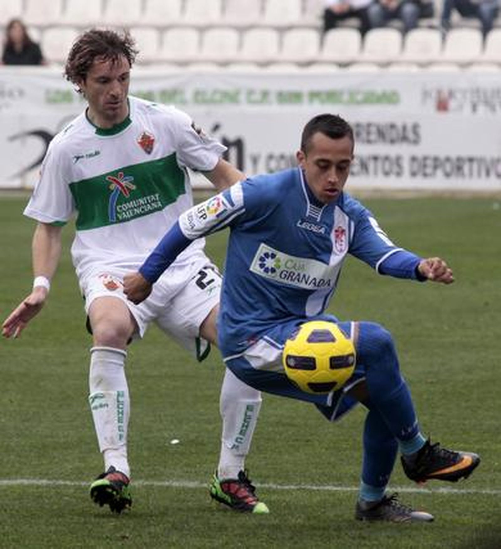 Orellana intenta llevarse una pelota. / LOF