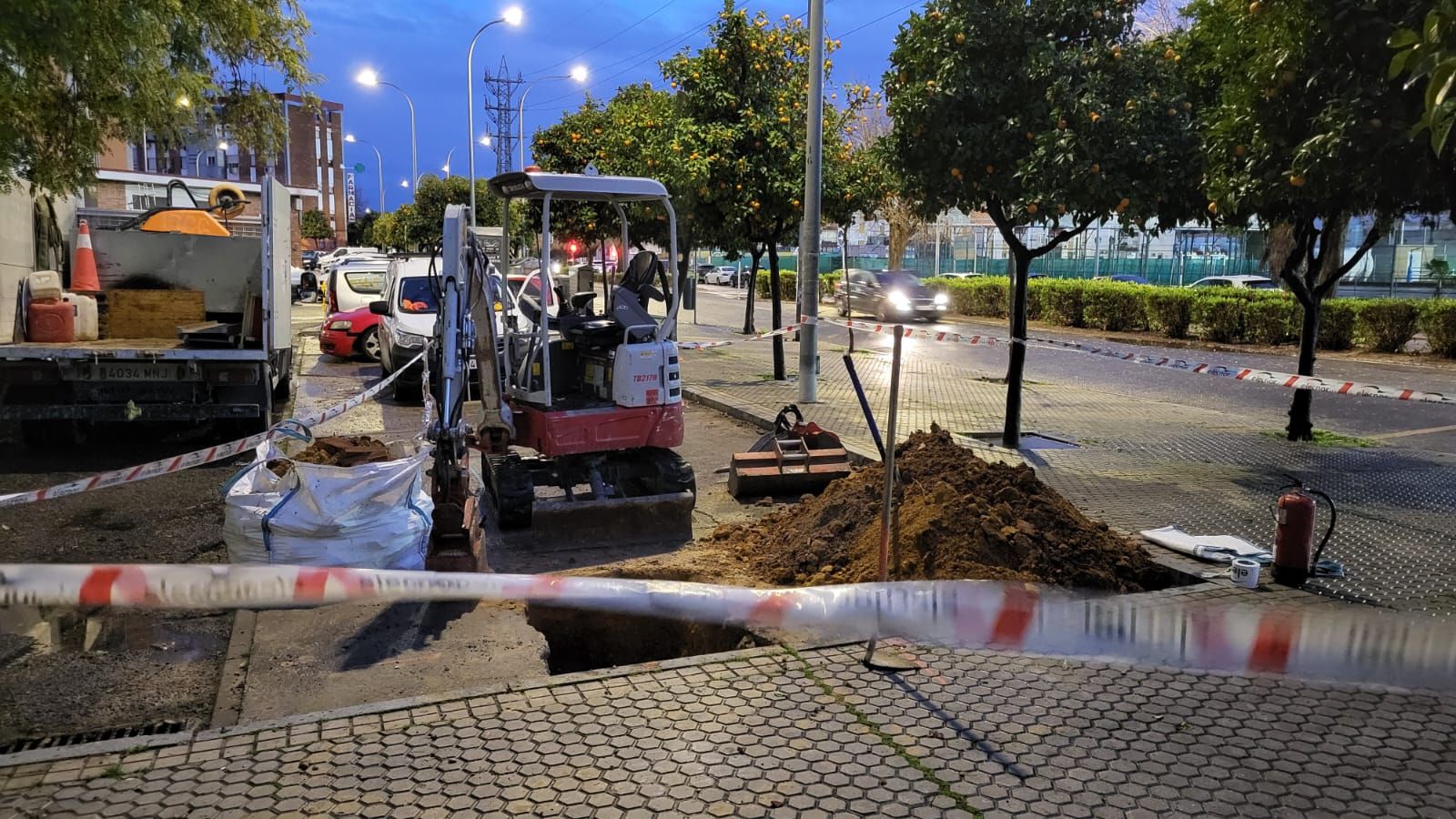 Otra vista de los trabajos de los operarios de Endesa en el Polígono San Pablo, este viernes.