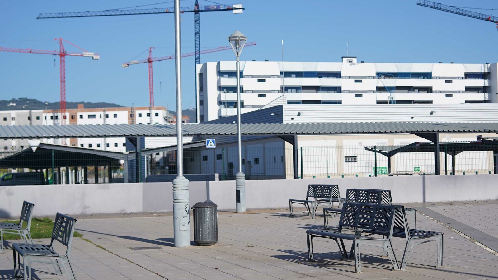 Una zona peatonal de nueva construcción en Poniente Sur con bancos sin sombras.