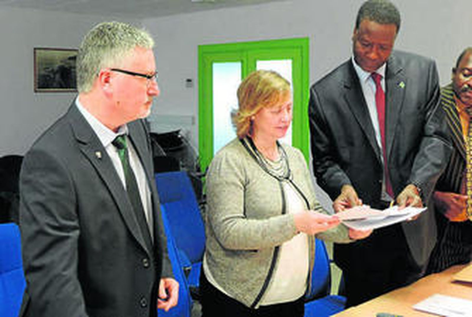 Firma del acuerdo entre la EEZA y el ministerio mauritano.