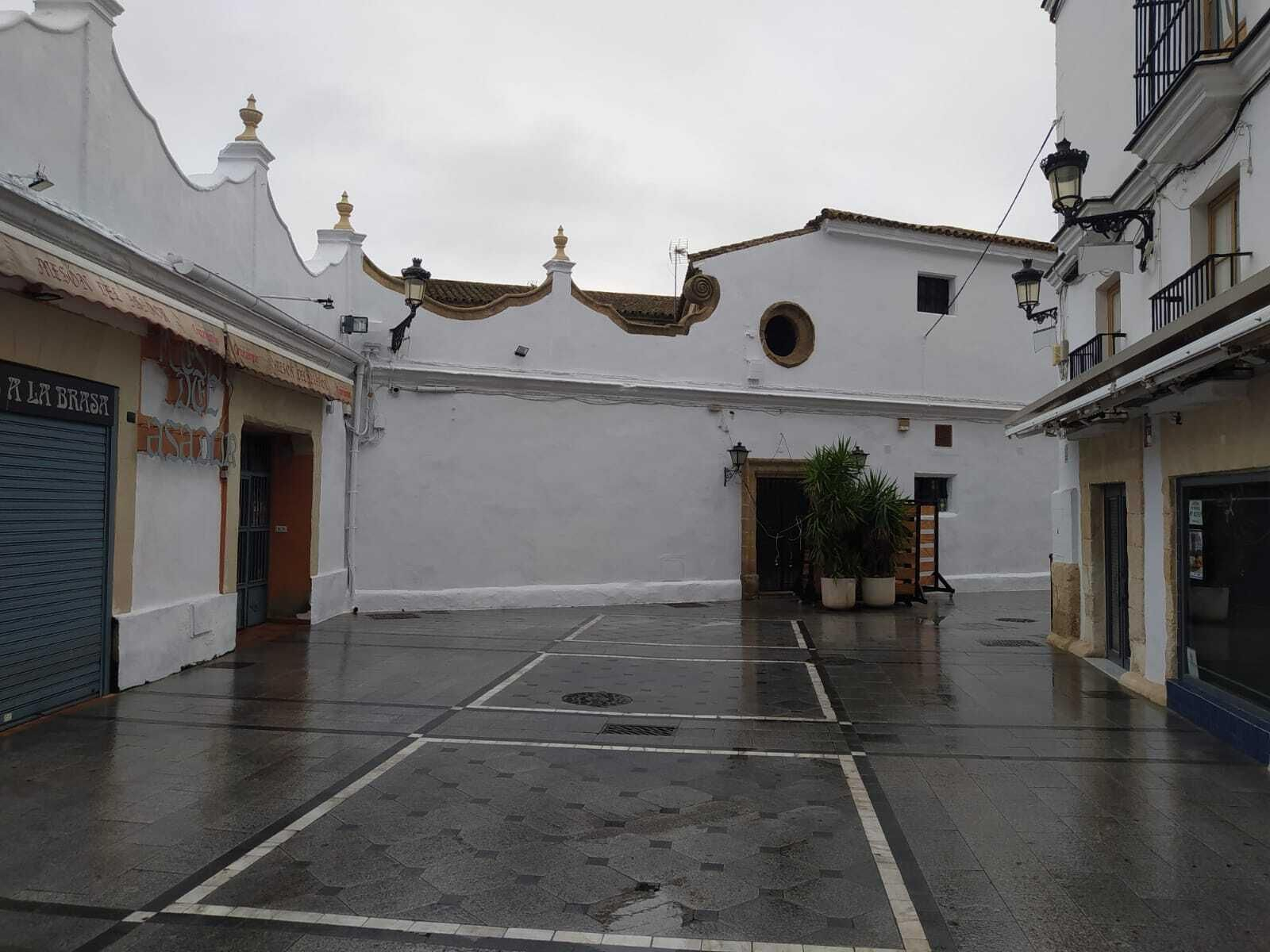 Una de las fachadas de la Casa de los Diezmos, pintada de blanco.