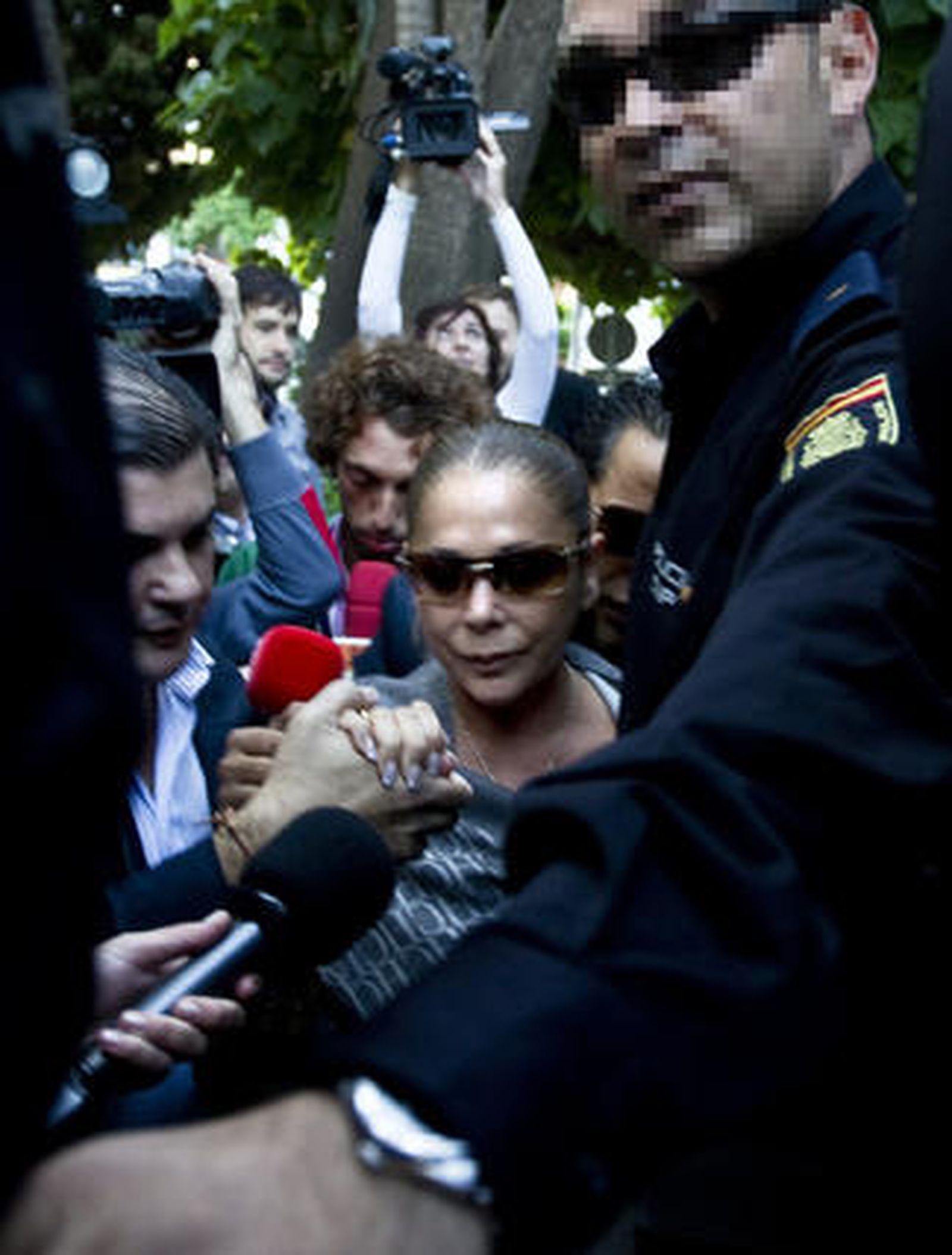 Isabel Pantoja levanta un revuelo mediático a su llegada a los juzgados de Marbella. / EFE