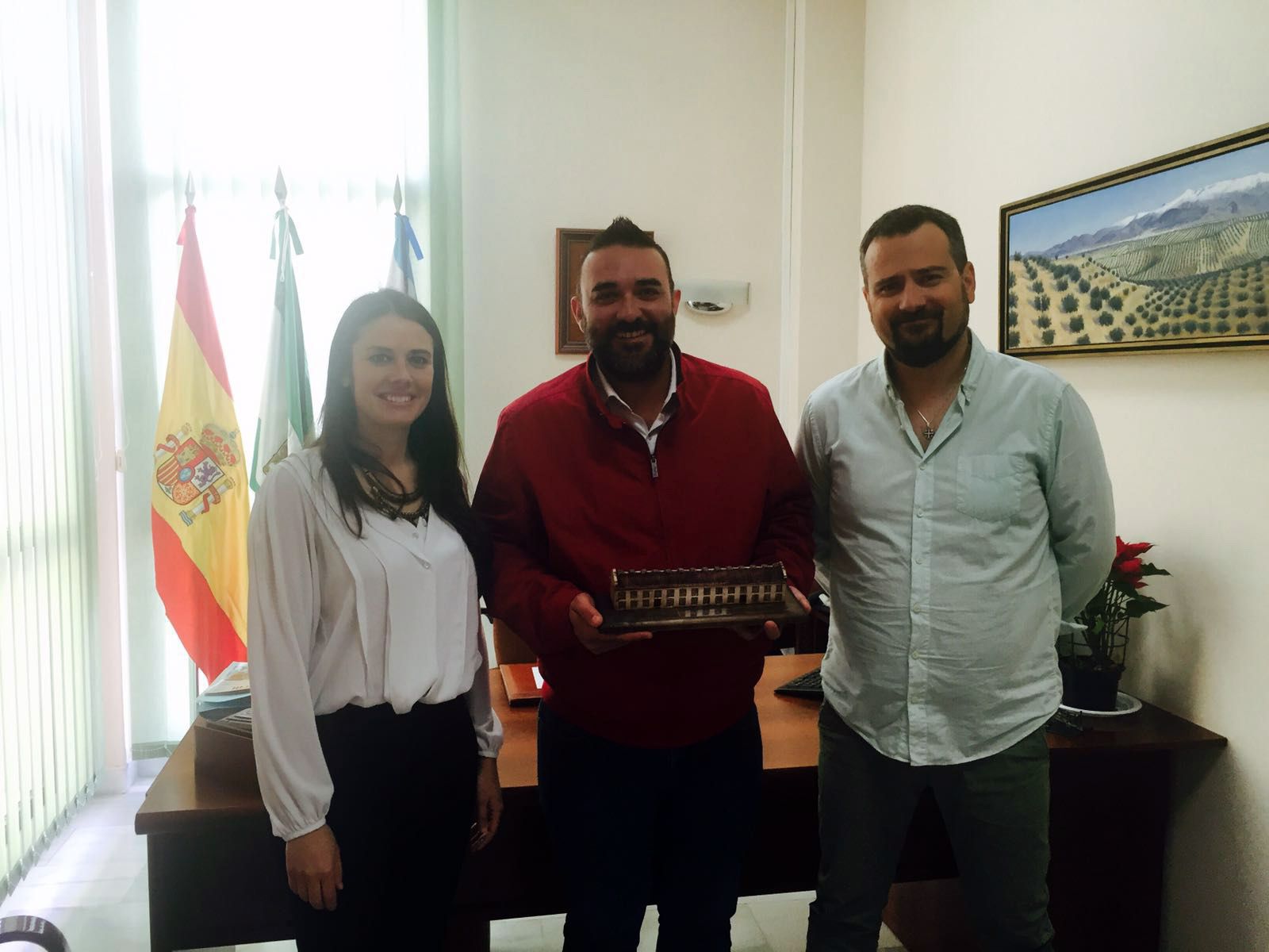 El alcalde de Vegas del Genil, Leandro Martín, en el centro.