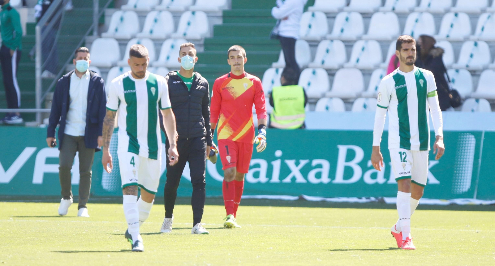 Xavi Molina, Edu Frias y Bernardo, cariacontecidos tras la derrota ante el Betis Deportivo.