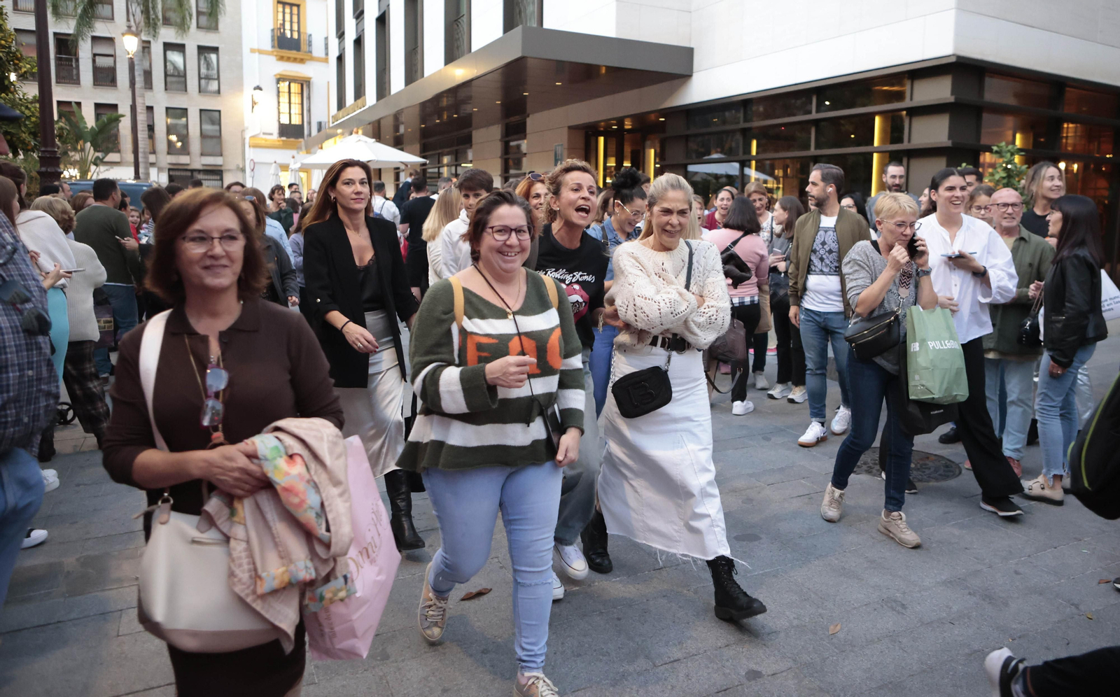 Grammys Latinos en Sevilla, la espera en la puerta de los hoteles