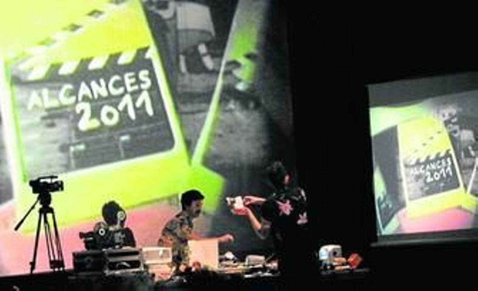 Los miembros de Música Prepost, durante la 'perfomance' que ofrecieron ayer sobre las tablas del Teatro Falla.