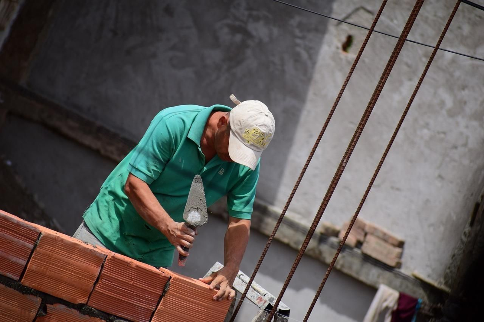 Imagen de archivo de un hombre trabajando en la construcción.