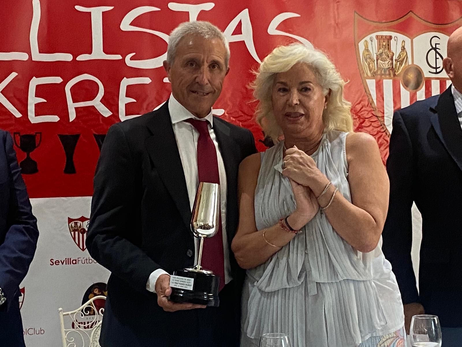 Pablo Blanco recoge de Mari Carmen Matador, viuda de Roberto Alés, el Catavino de Plata.