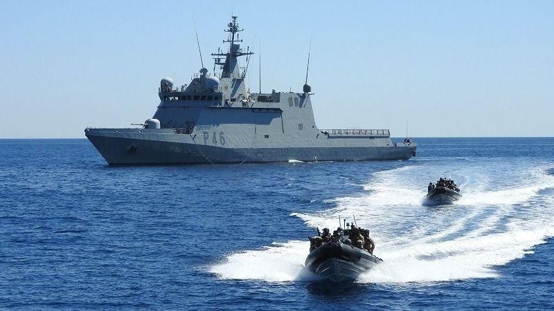 La Royal Navy hostiga al buque 'Furor' de la Armada española en su entrada en la Bahía de Algeciras