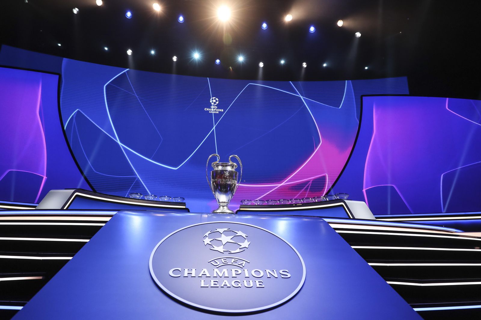 Una imagen de la copa de la Champions League, en el recinto del sorteo en Estambul.