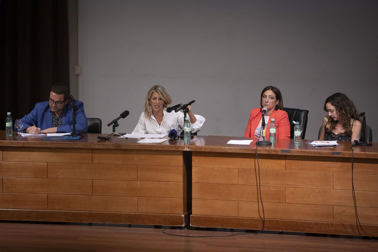 Así ha sido el tenso recibimiento a la vicepresidenta Yolanda Díaz en la Universidad de Granada: las imágenes
