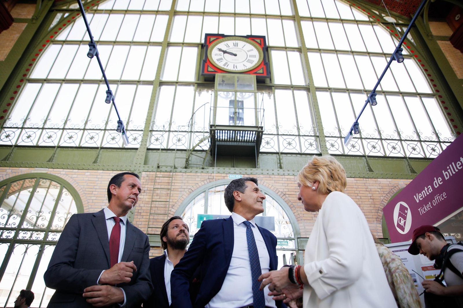El delegado del Gobierno, Pedro Fernández, visita la estación histórica de Renfe en Almería, en imágenes