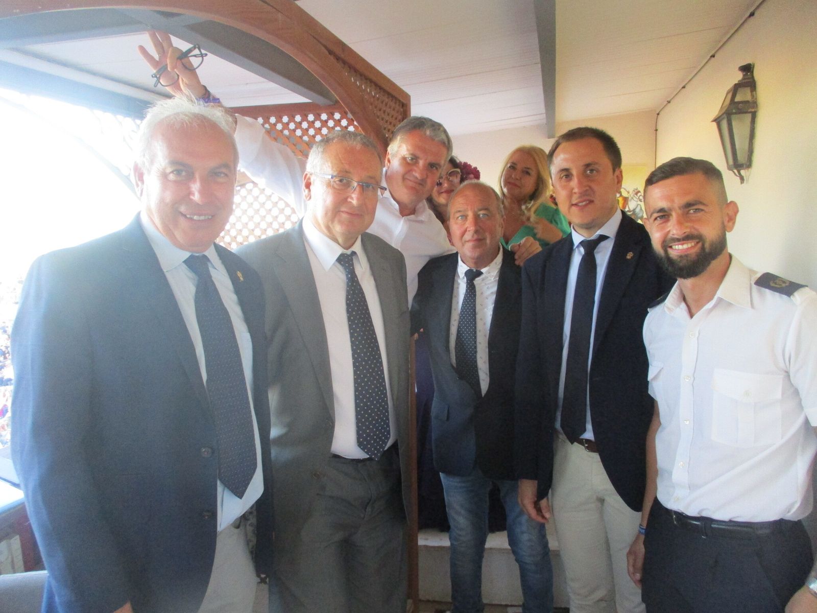 Pedro Ramírez (2º por la izquierda) con los asesores taurino y veterinario y autoridades en el palco presidencial de la Plaza de Toros de Vera.