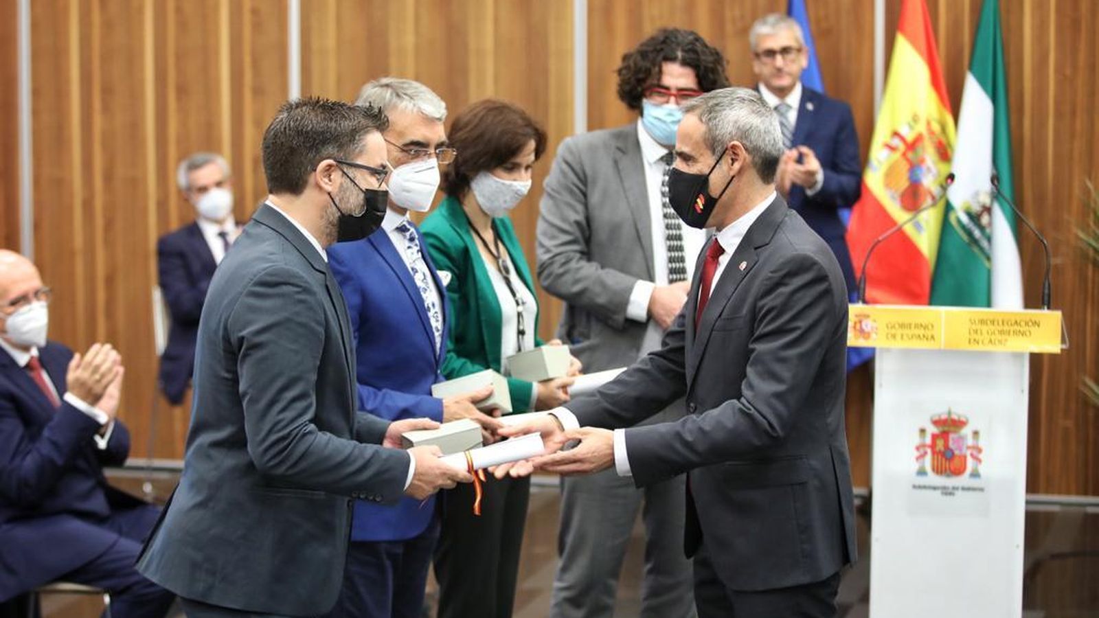 Los representantes de los medios de comunicación de la provincia, recogiendo uno de los diplomas de mano del subdelegado del Gobierno, José Pacheco