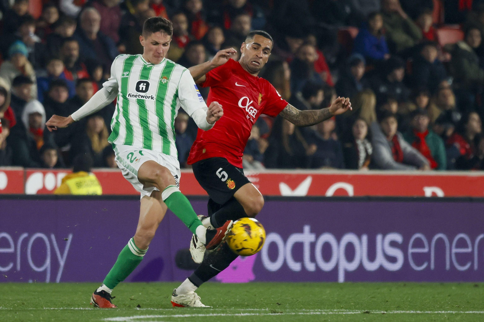 Sergi Altimira se adelanta a Omar Mascarell.