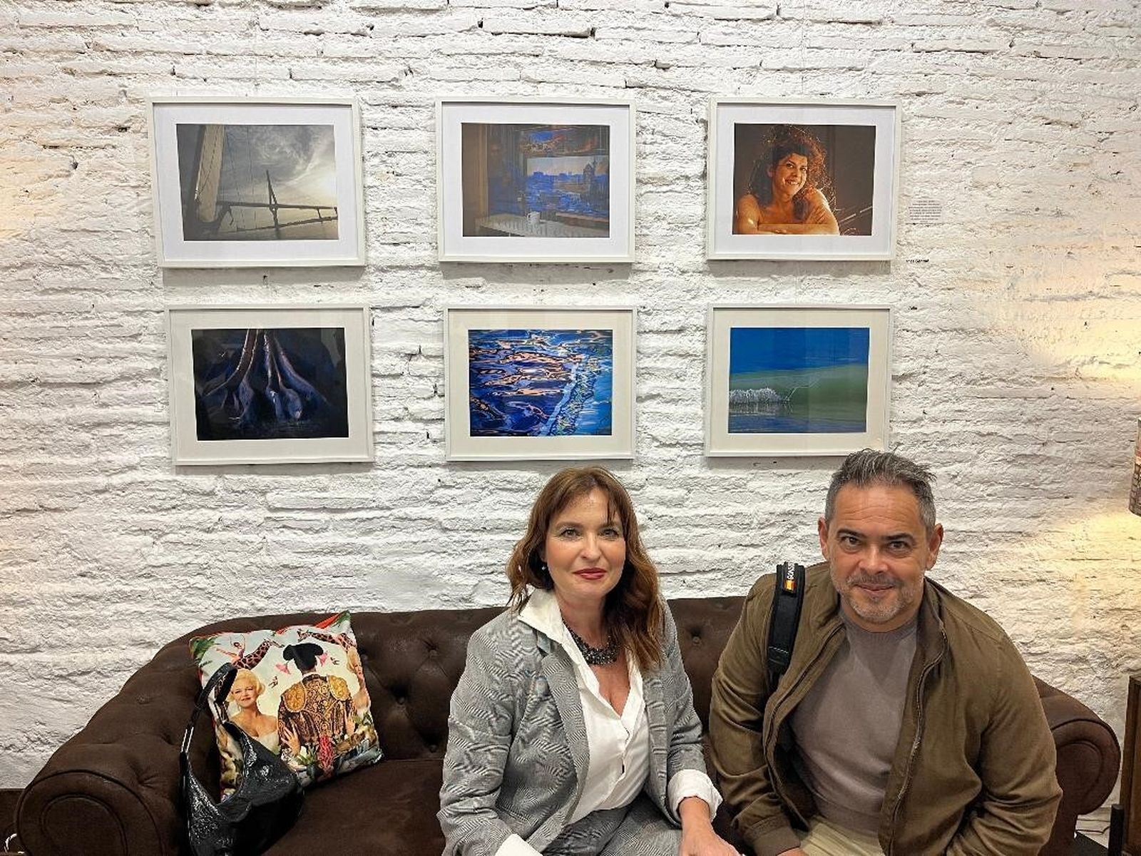 El fotógrafo Julio González y su mujer Eva Tendilla, ante una de sus obras expuestas en la muestra.