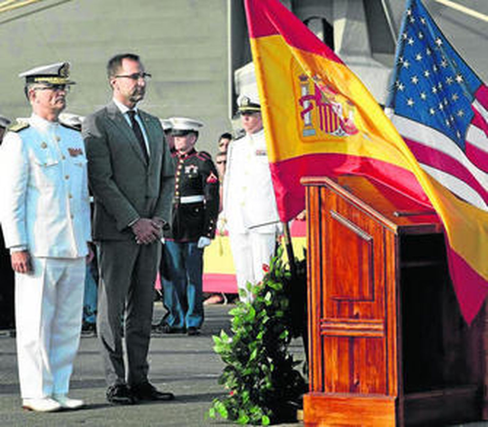El embajador de Estados Unidos en España, James Costos (dcha.), ayer durante la ceremonia en la Base de Rota.