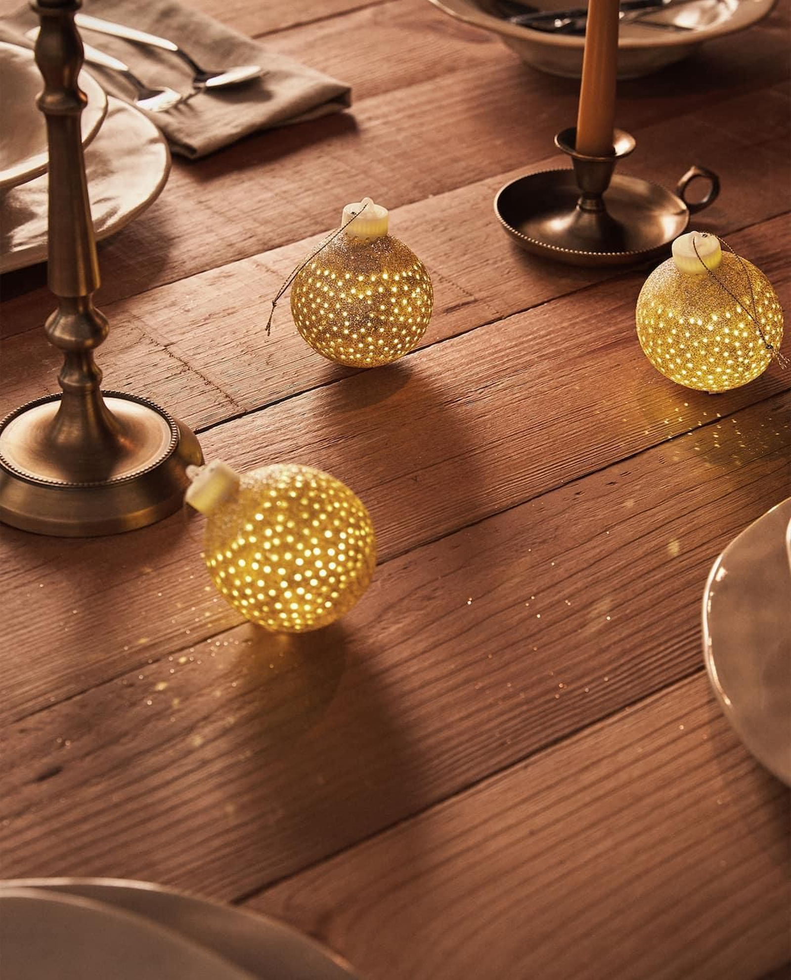 Bolas de Navidad con purpurina de Zara Home.