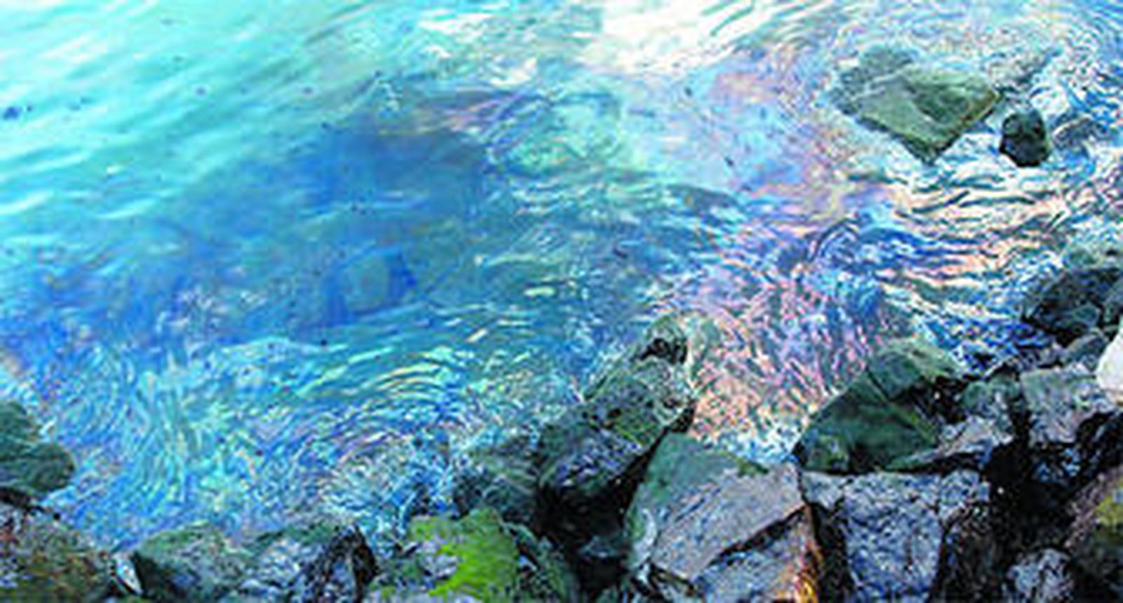 Imagen del vertido de fuel en el puerto de Poniente.