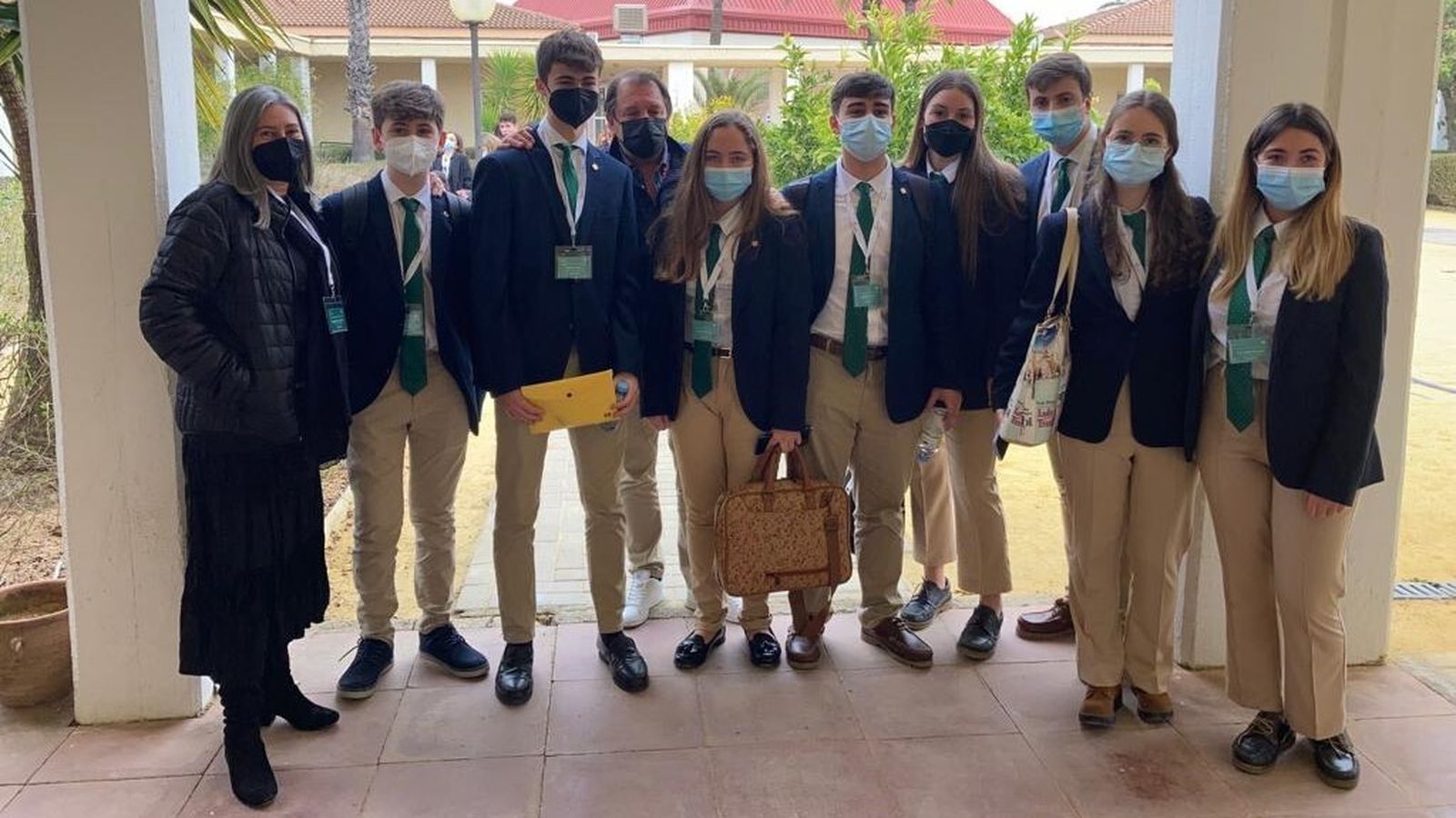 Participantes del Liceo Sagrado Corazón que acudieron al Torneo Nacional de Debate Cánovas, con sus profesores.