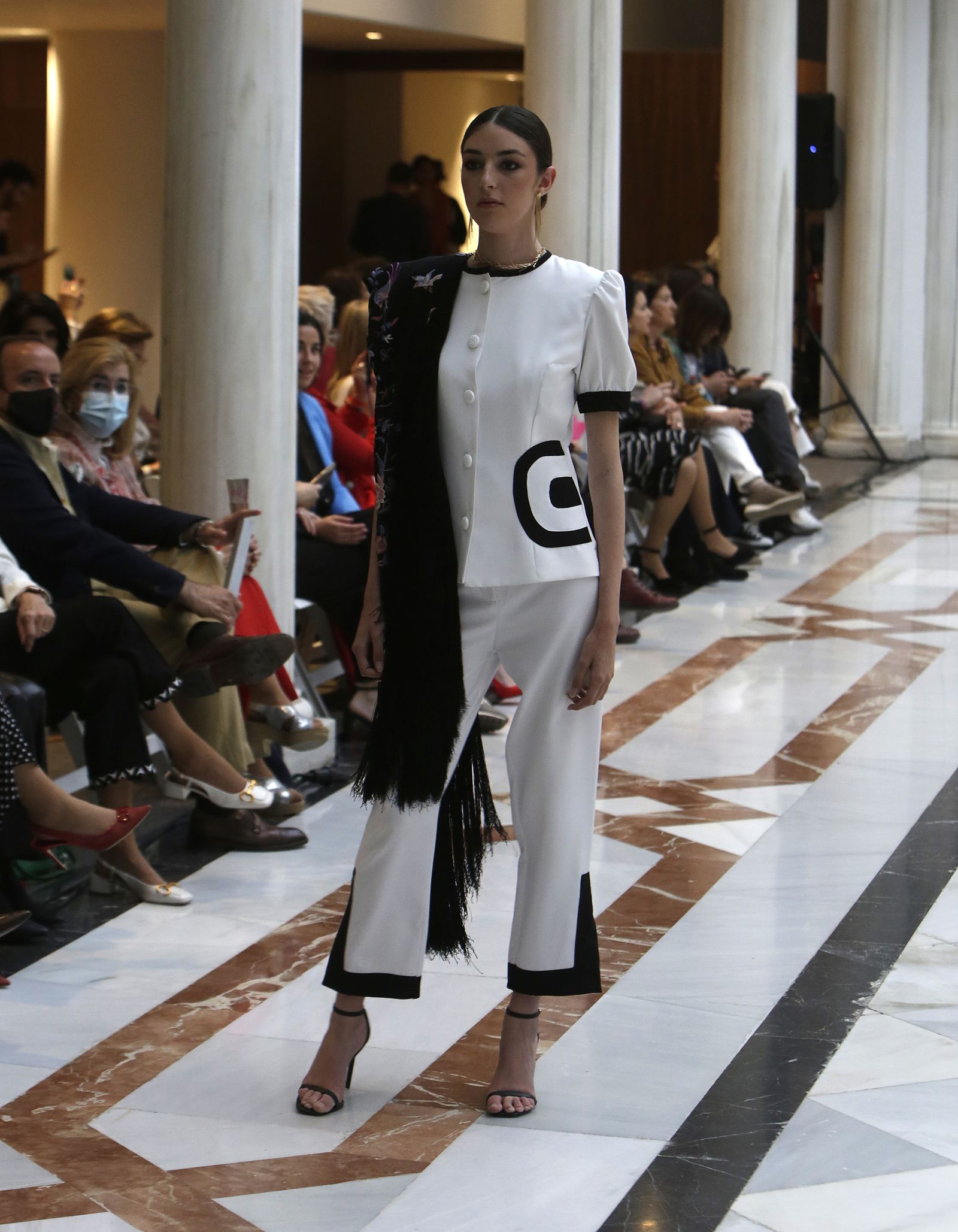 Desfile moda flamenca en las vísperas de la Feria de Abril CaixaBank
