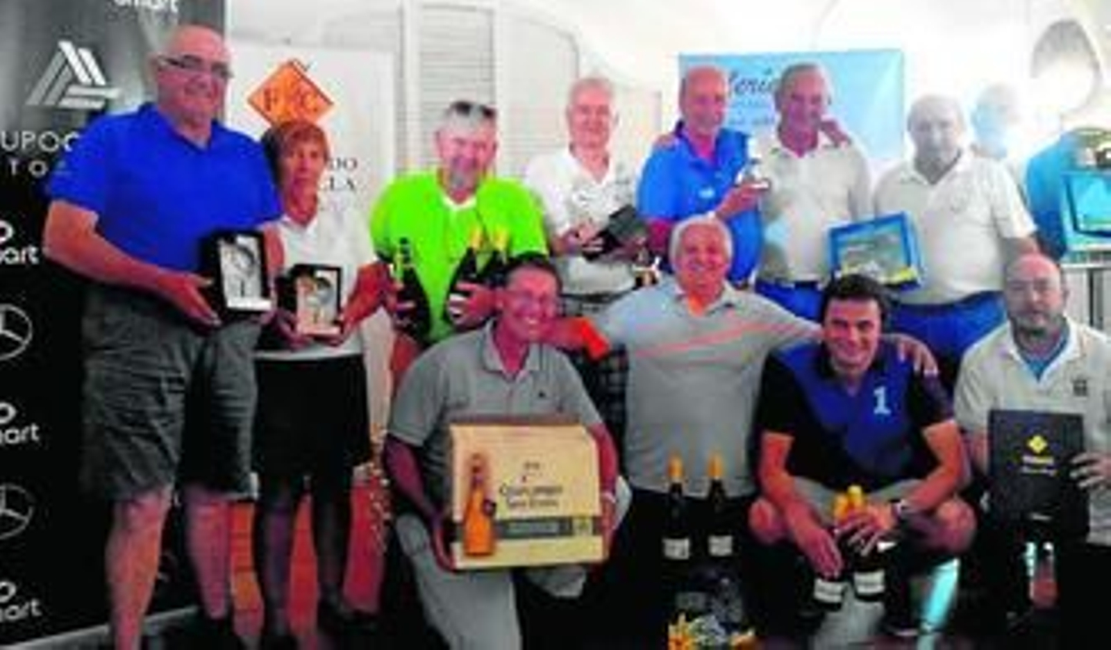 Los ganadores del torneo disputado en el Arcos Golf, con sus trofeos.