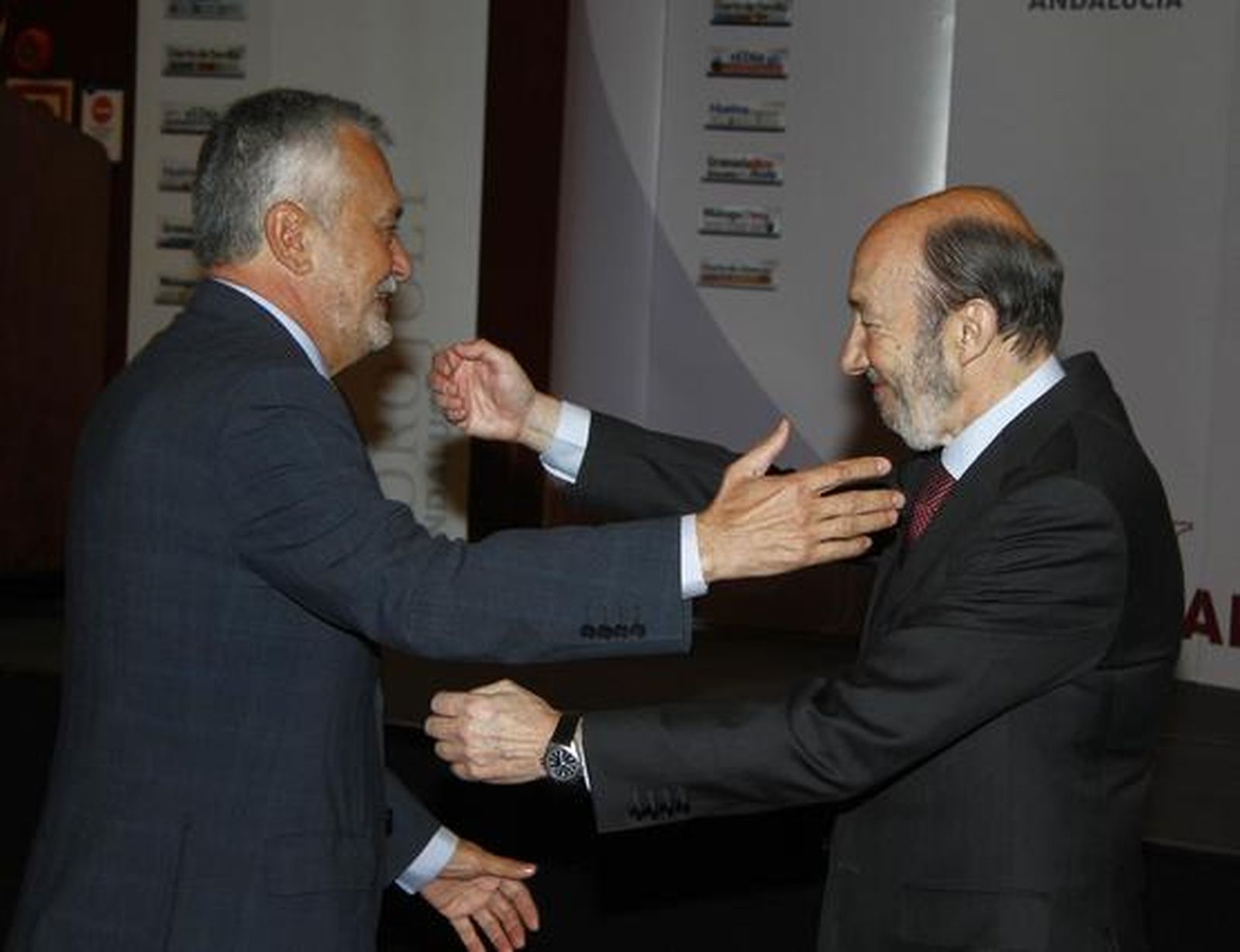 Griñan y Rubalcaba, abrazándose

Foto: V. Hidalgo