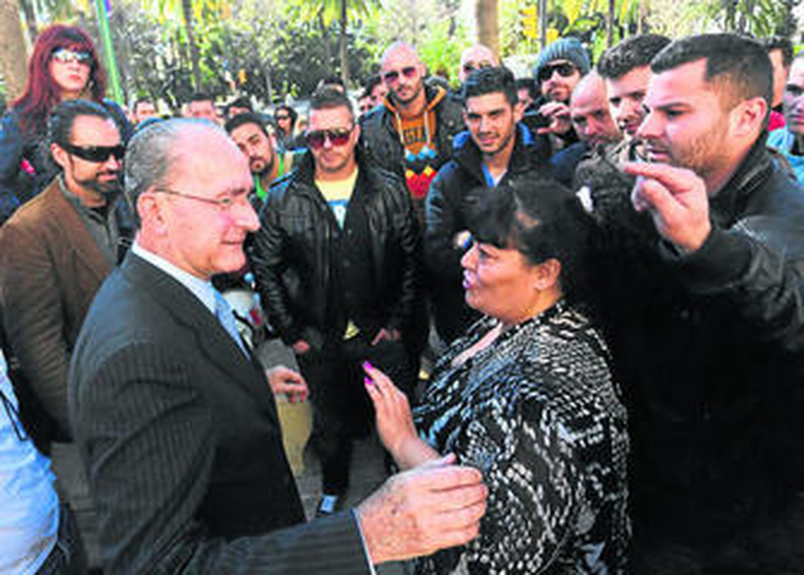 El alcalde, hablando con eventuales de Limasa que se acercaron al consejo de administración por la mañana.