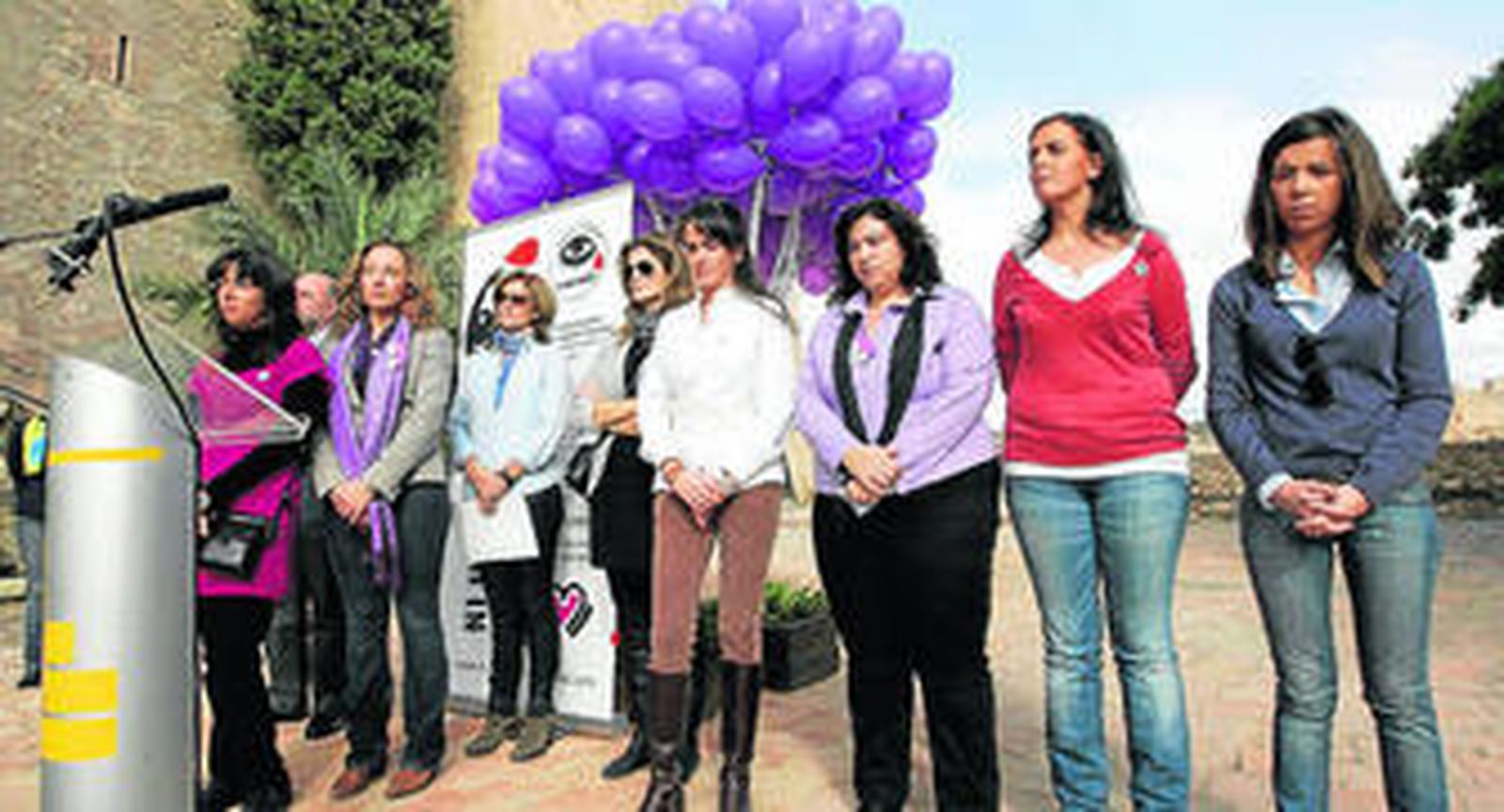 Trescientos globos violetas dieron el toque de color durante el acto de repulsa contra la violencia de genero.
