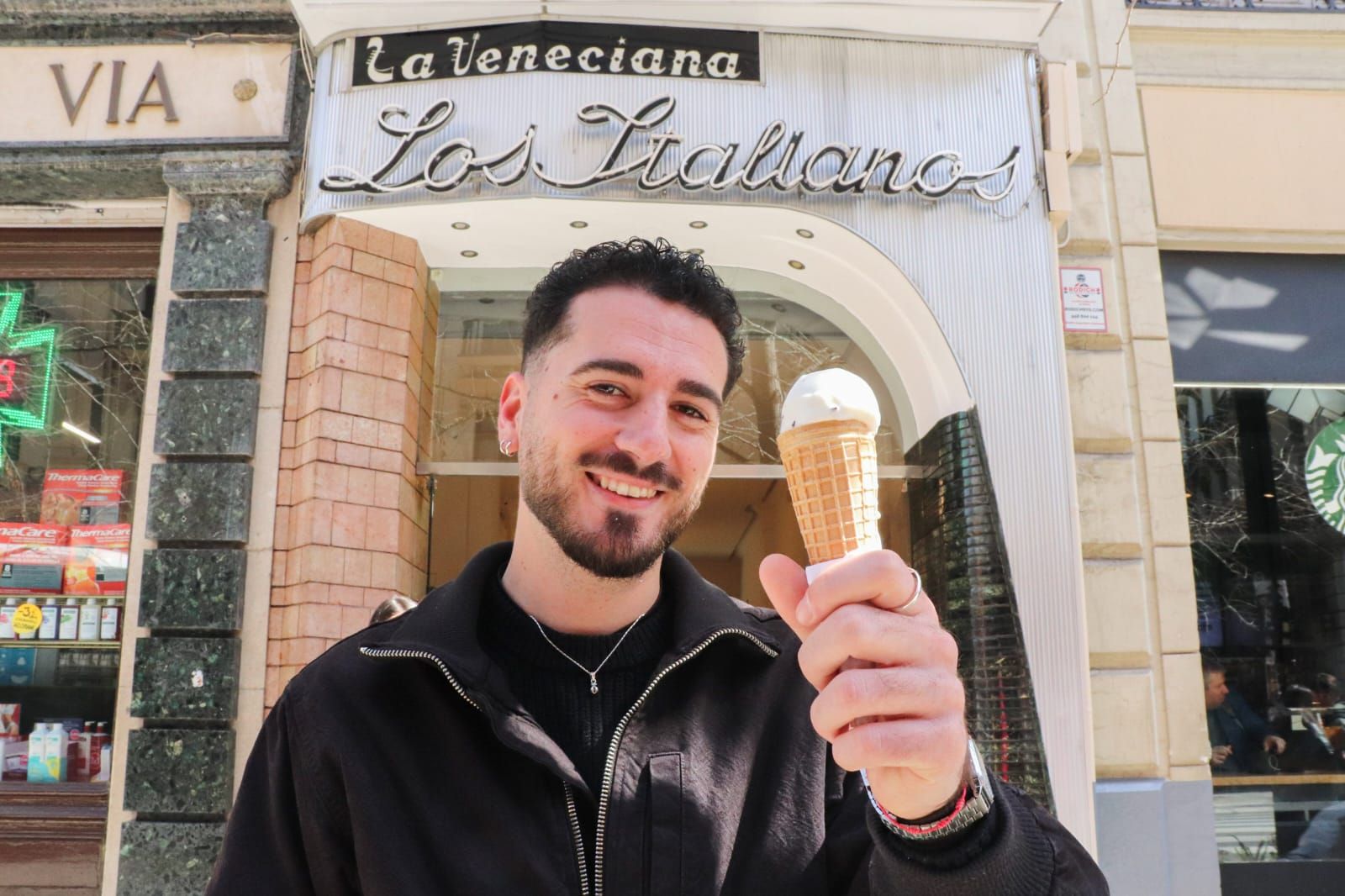 Álvaro, con el primer helado de Los Italianos de la temporada