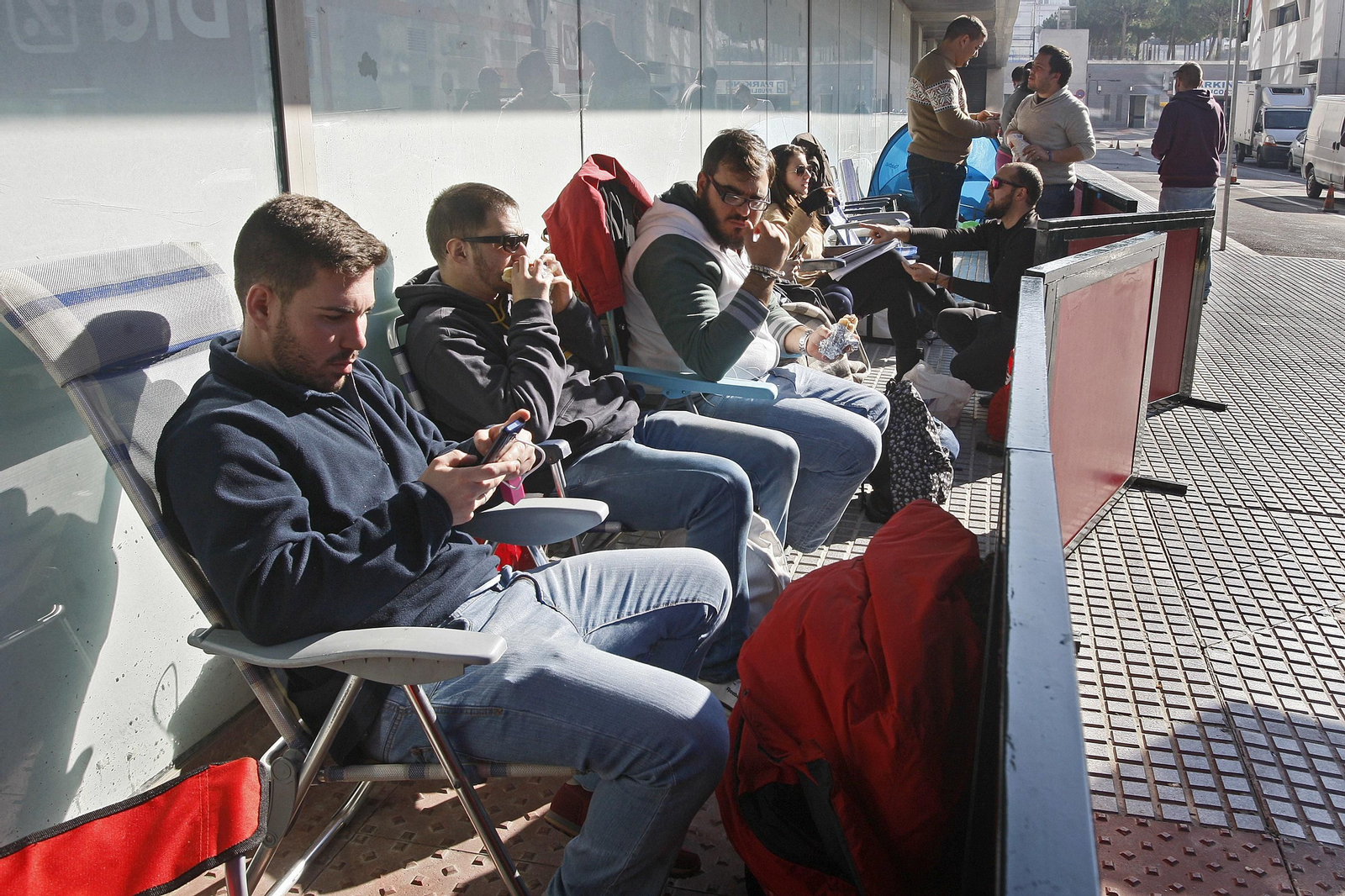 Colas en Carranza para la compra de las entradas del pasado Concurso del Falla.