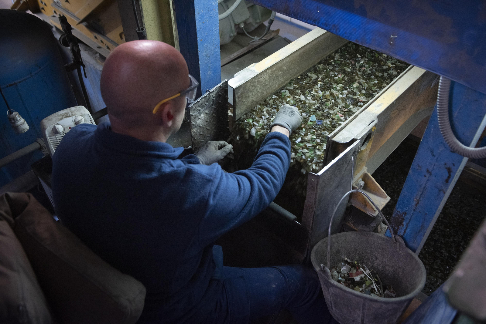 El corazón de una planta de reciclaje de vidrio, en imágenes