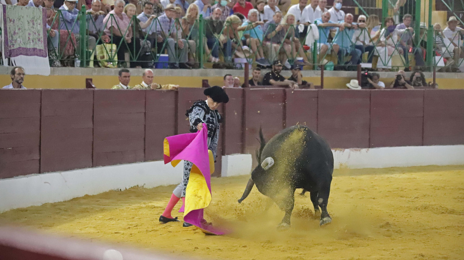 Fotos de la corrida del viernes de la Feria de La Línea: Curro Díaz, Manuel Escribano y David Galván