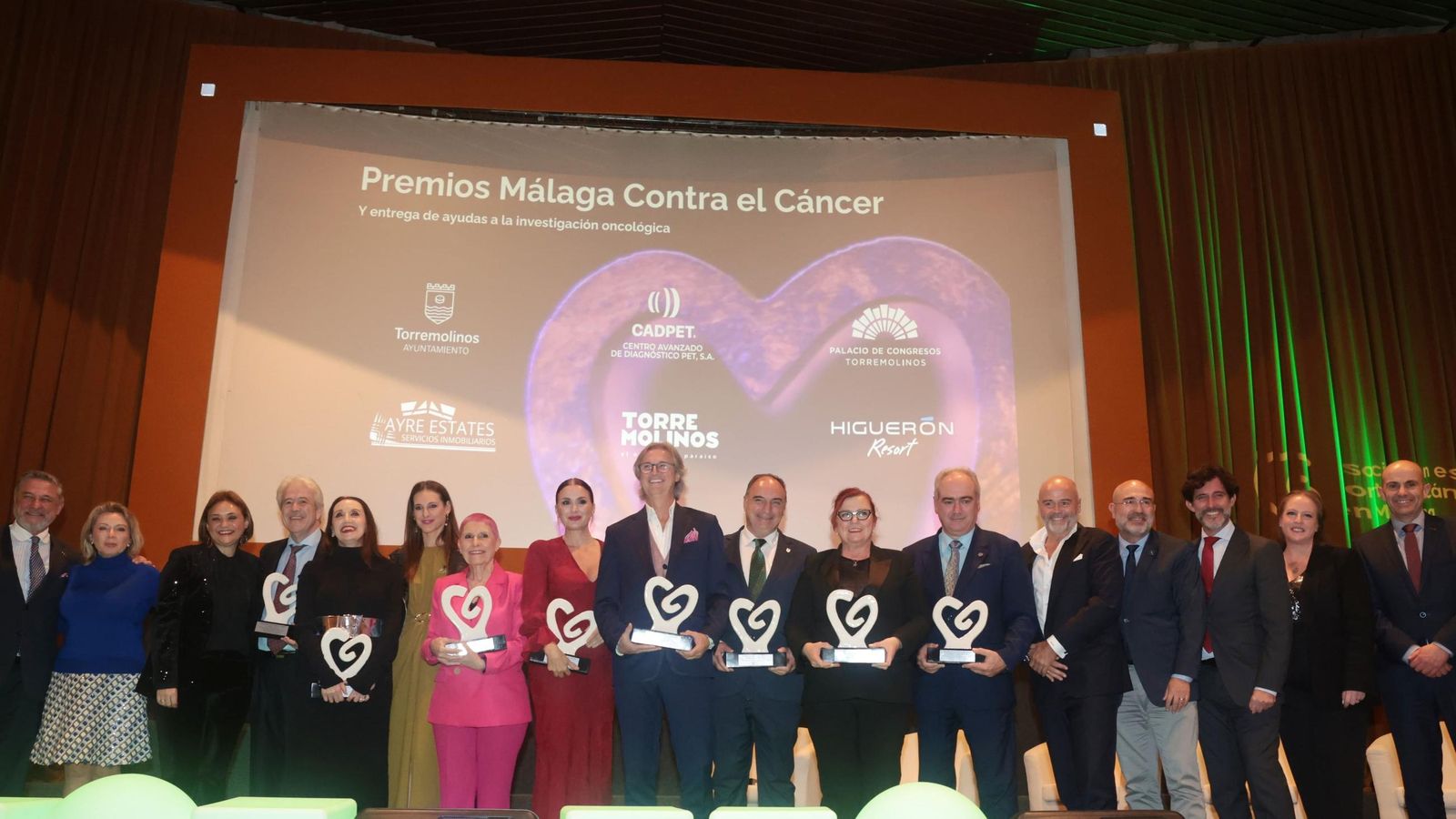 Foto de los premiados con las autoridades y representantes de la AECC.