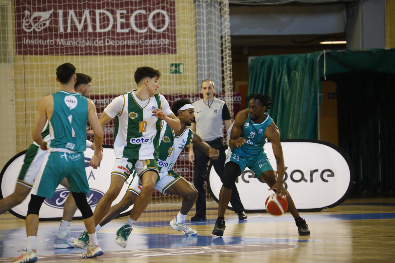 Las mejores fotos del ambiente en Vista Alegre para el derbi entre el Coto Córdoba y el UCB Camper Eurogaza