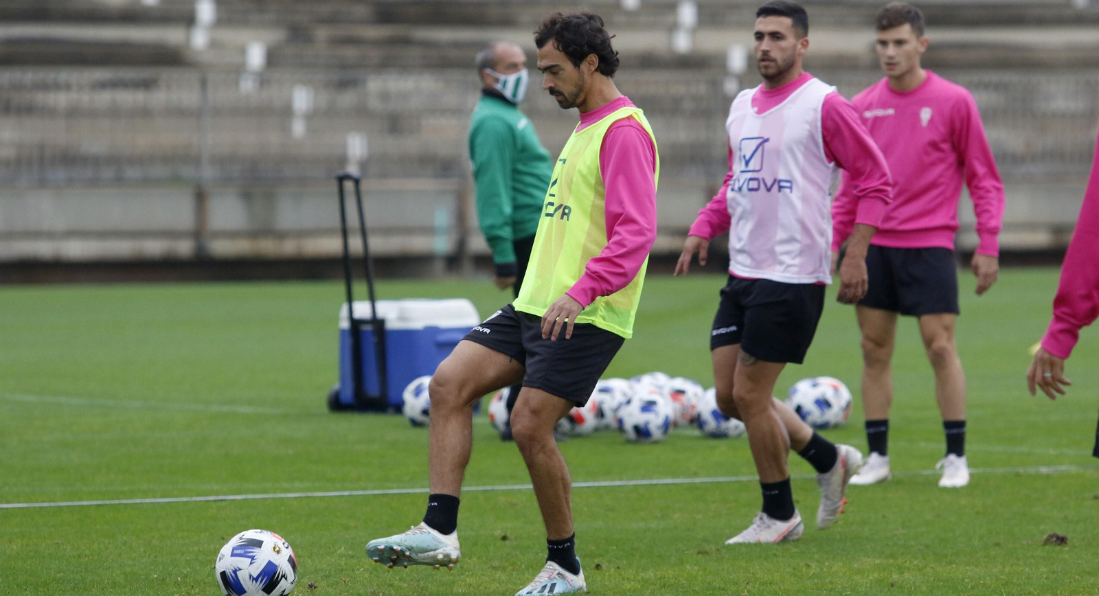 Miguel de las Cuevas golpea el balón en el entrenamiento de este jueves.
