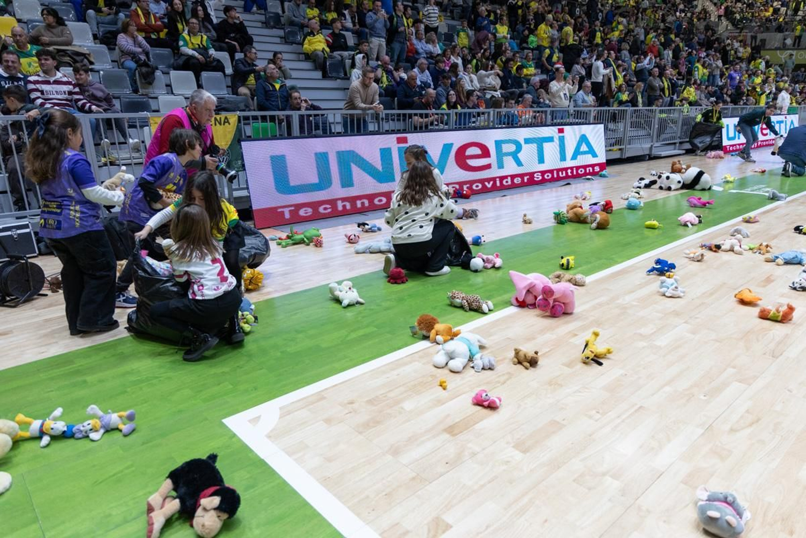 La fiesta amarilla en la goleada del Jaén FS al Barça, en imágenes