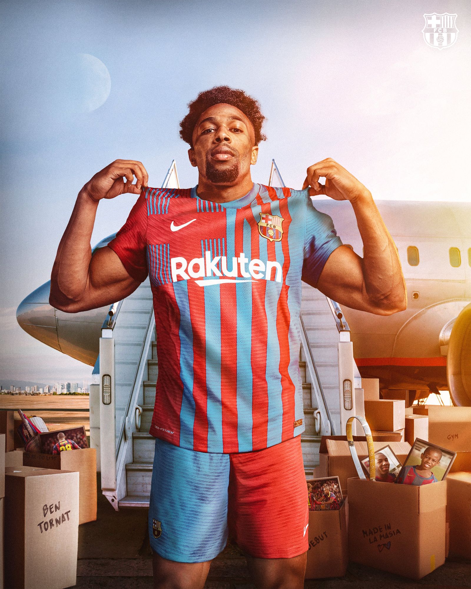 Adama Traoré posa con la camiseta del Barça.