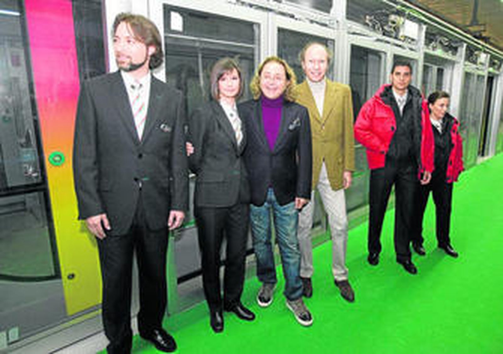 Presentación de los uniformes de los trabajadores del Metro de Sevilla, diseñados por Victorio y Lucchino, en noviembre de 2008.