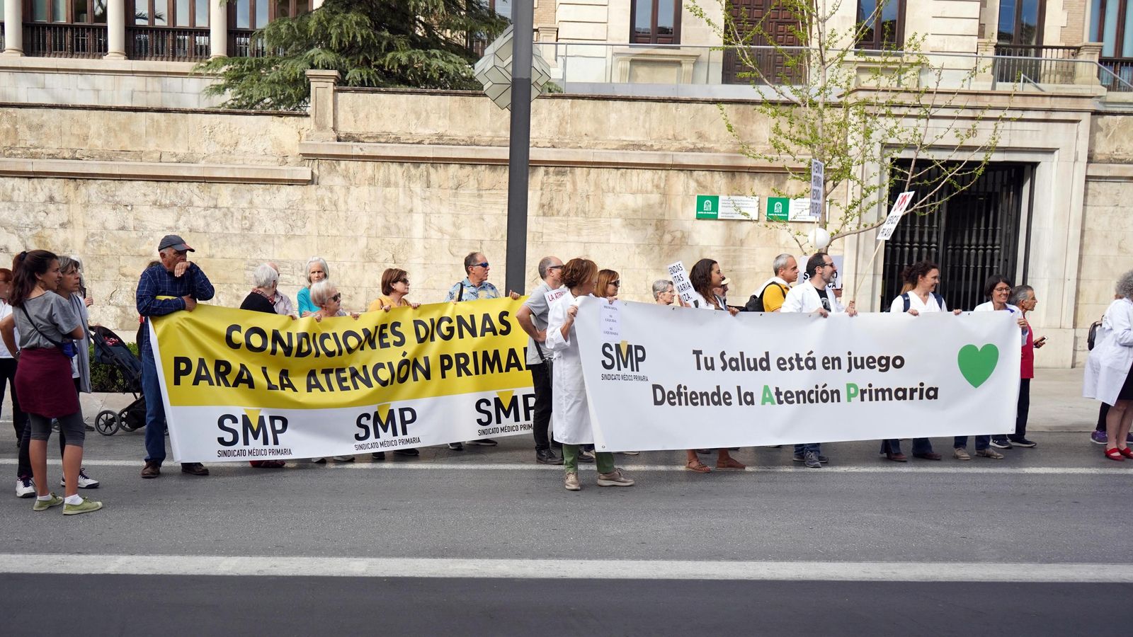 Los médicos se concentran en Granada para pedir una mejora de condiciones en la Sanidad Pública